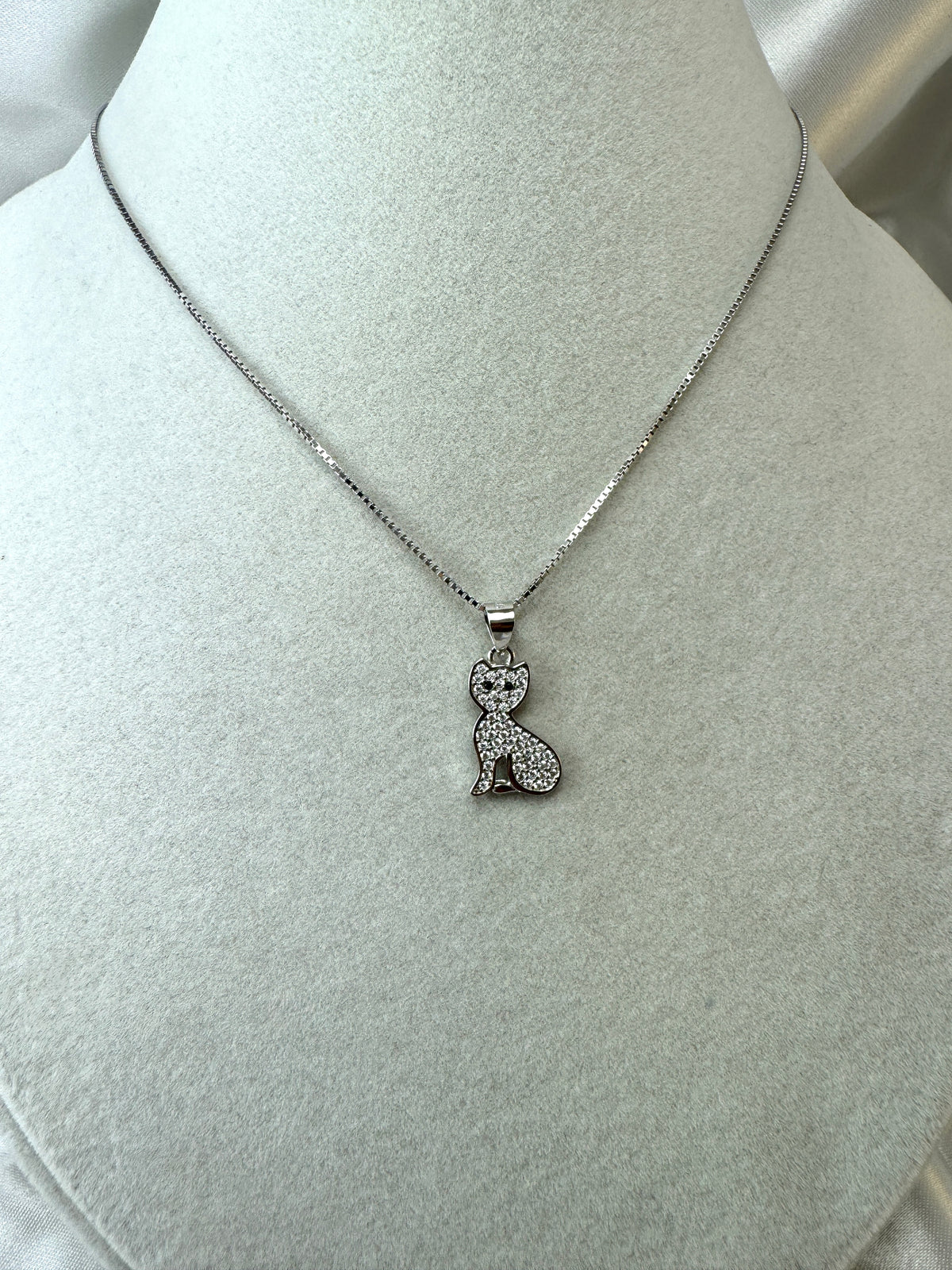 Collana con gatto di zirconi e occhi neri