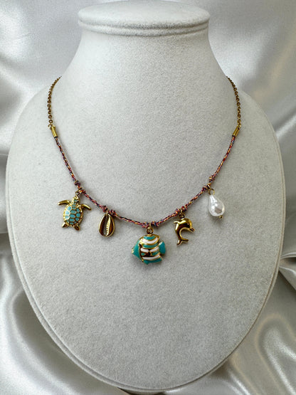 Collana con cordino colorato e ciondoli marini smaltati
