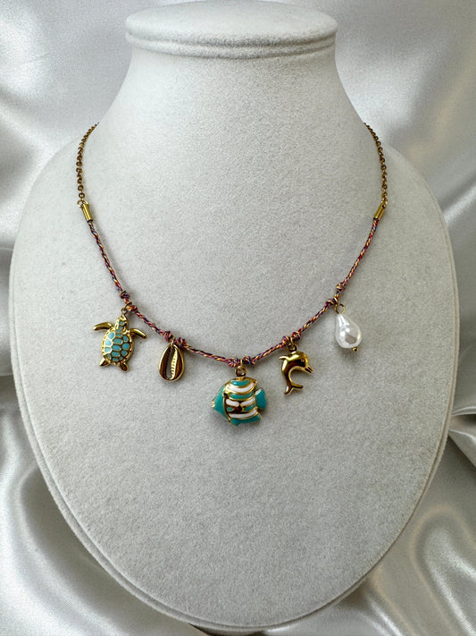 Collana con cordino colorato e ciondoli marini smaltati