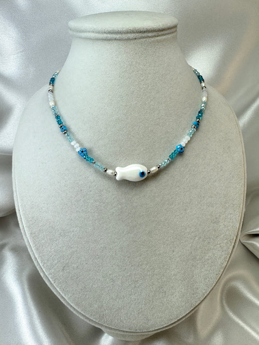 Collana con cristallini azzurri e pesce bianco