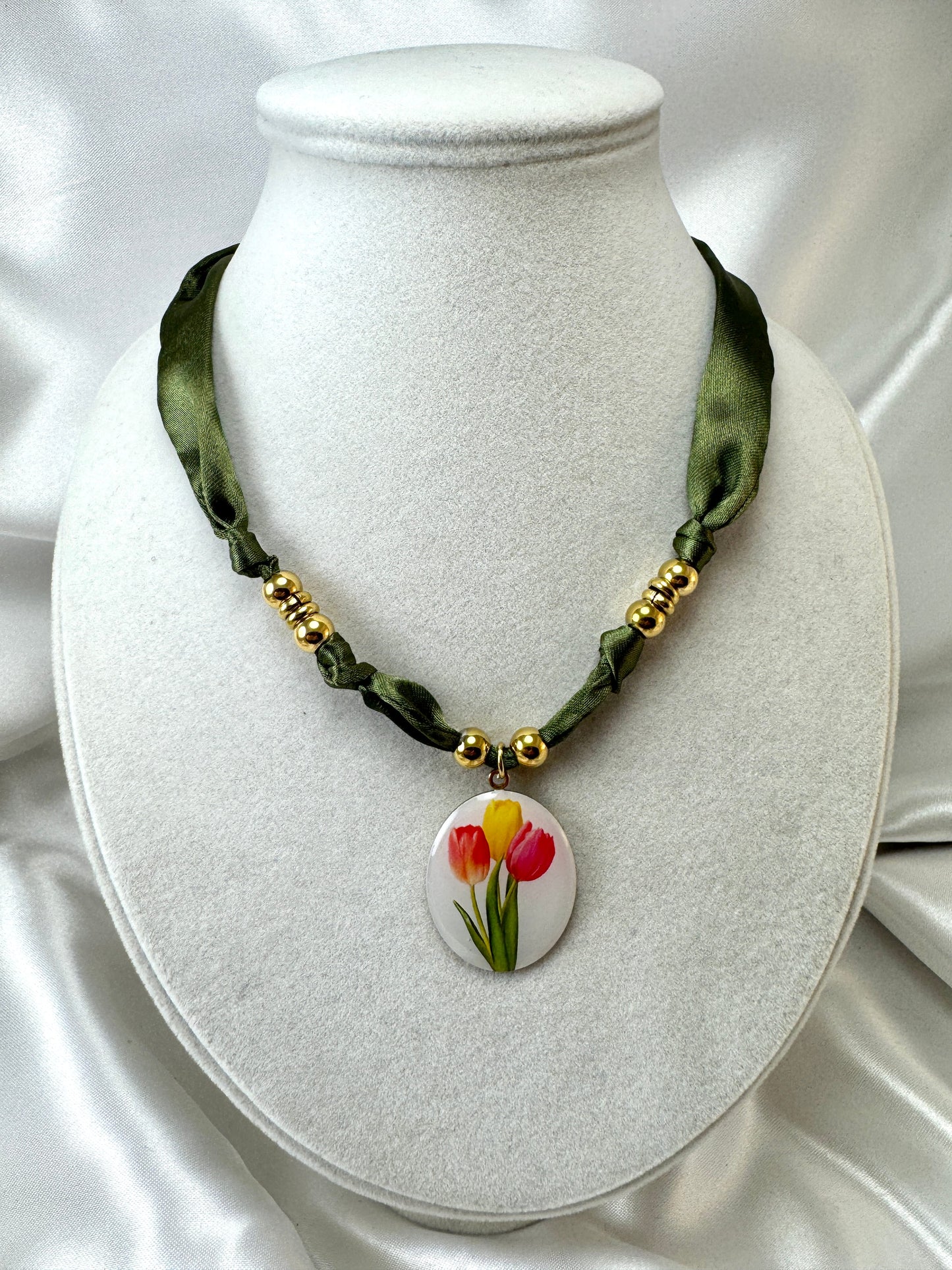 Collana tessuto verde con cabochon tulipani