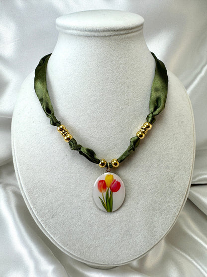 Collana tessuto verde con cabochon tulipani