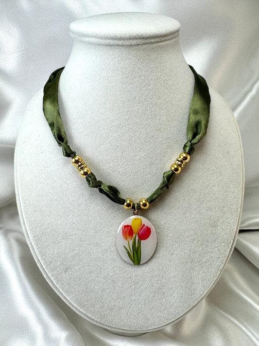 Collana tessuto verde con cabochon tulipani