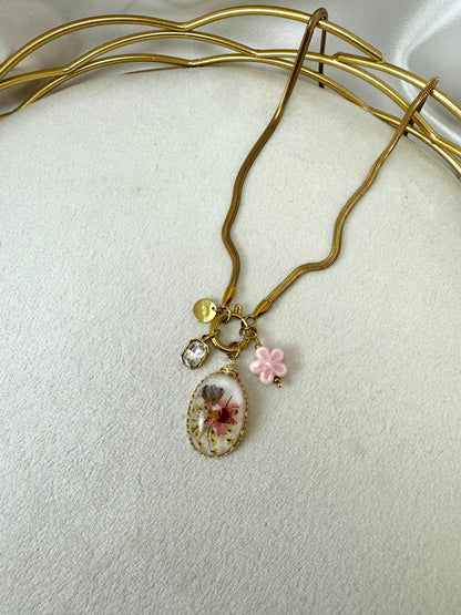 Collana piattina e ciondolo cabochon con fiori secchi