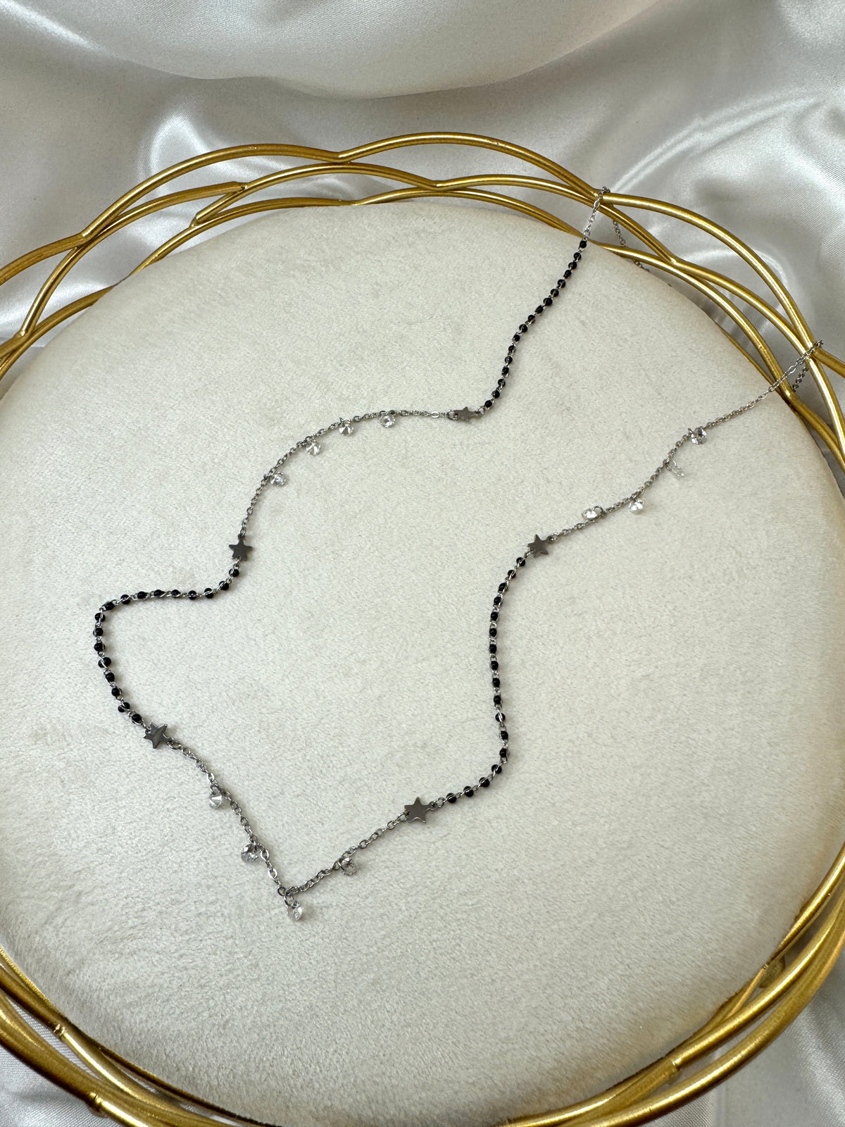 Collana lunga con smalto nero, stelle e cristalli