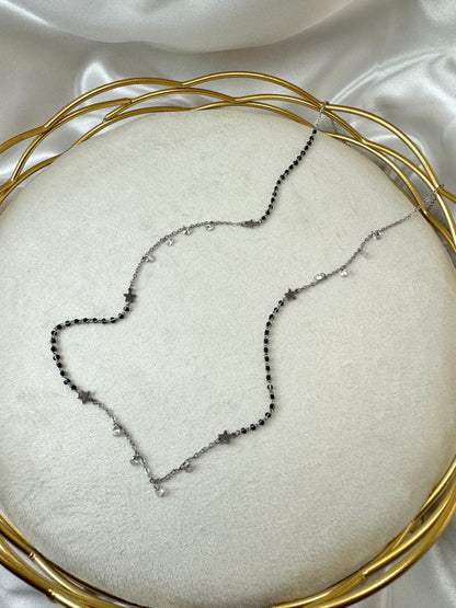 Collana lunga con smalto nero, stelle e cristalli