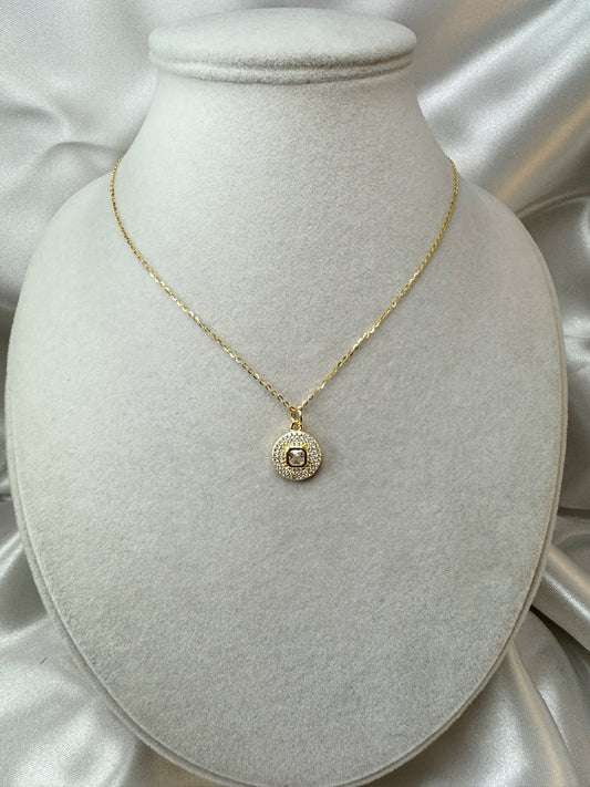 Collana dorata con ciondolo rotondo