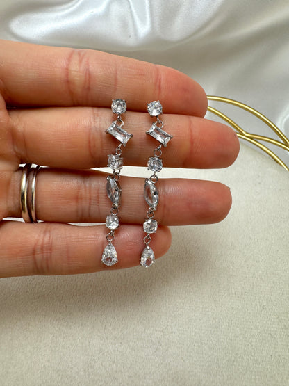 Orecchini pendenti con brillantini diversi