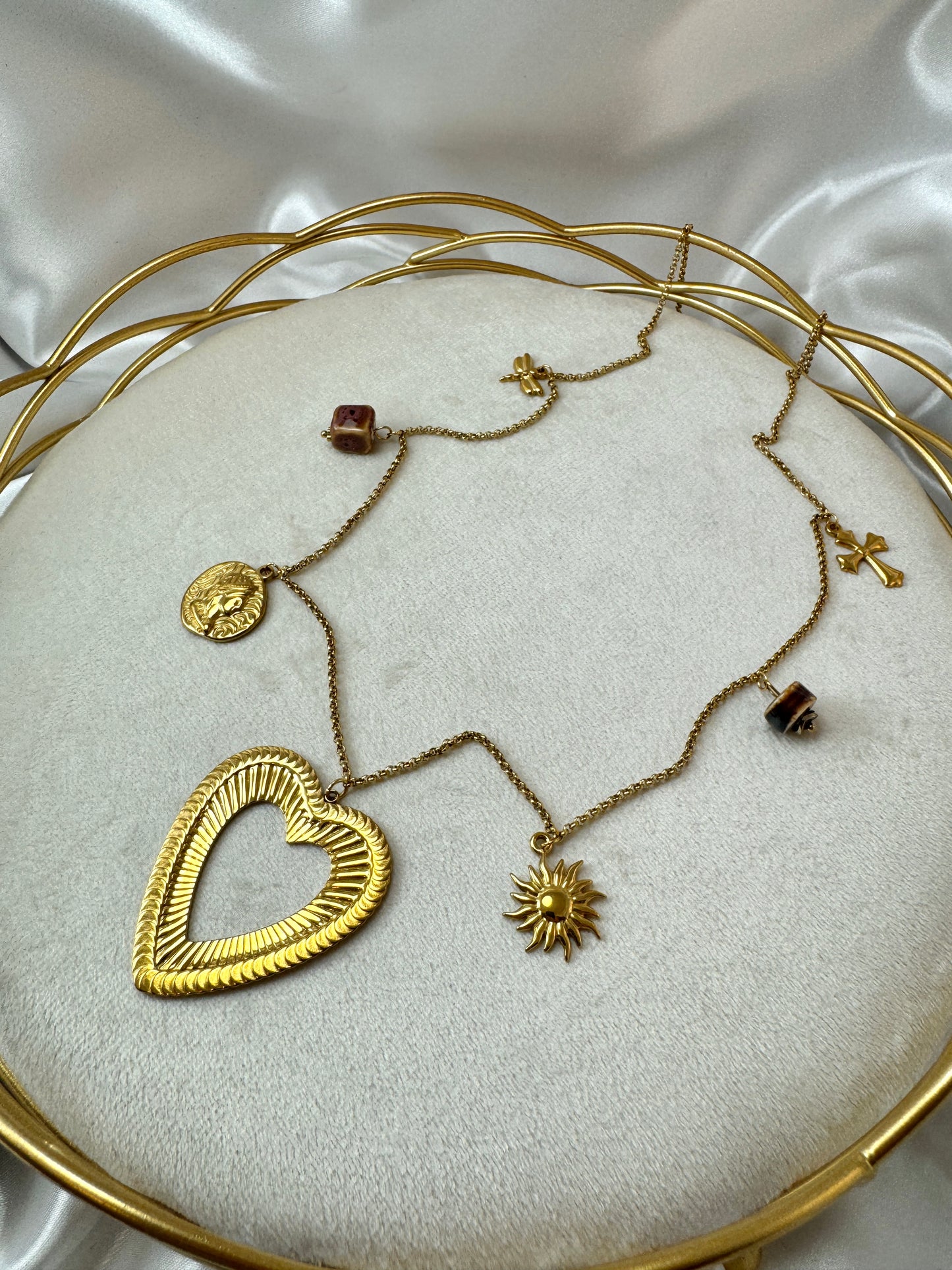 Collana lunga con cuore centrale e ciondoli