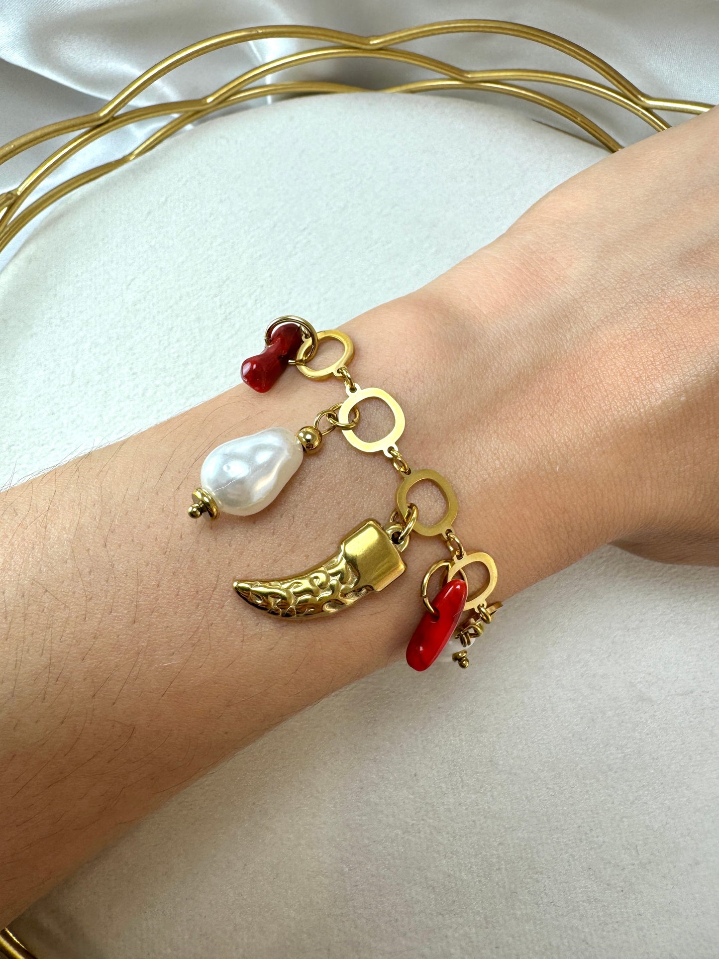 Bracciale con corni, perla e pasta di corallo