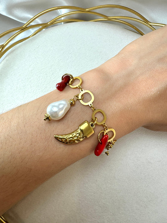 Bracciale con corni, perla e pasta di corallo