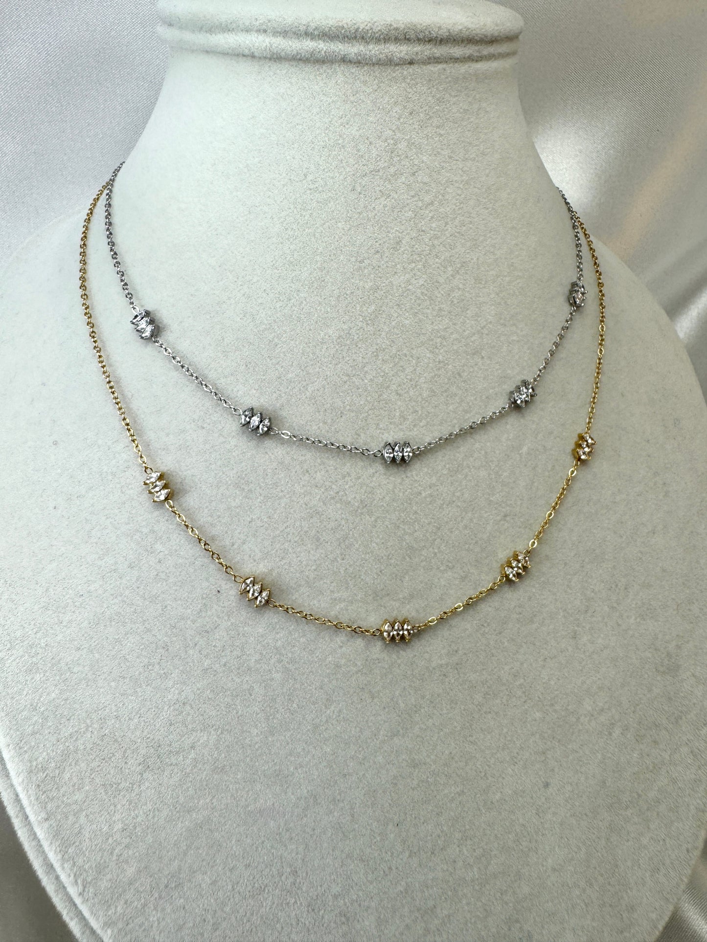 Collana con gruppi di brillantini