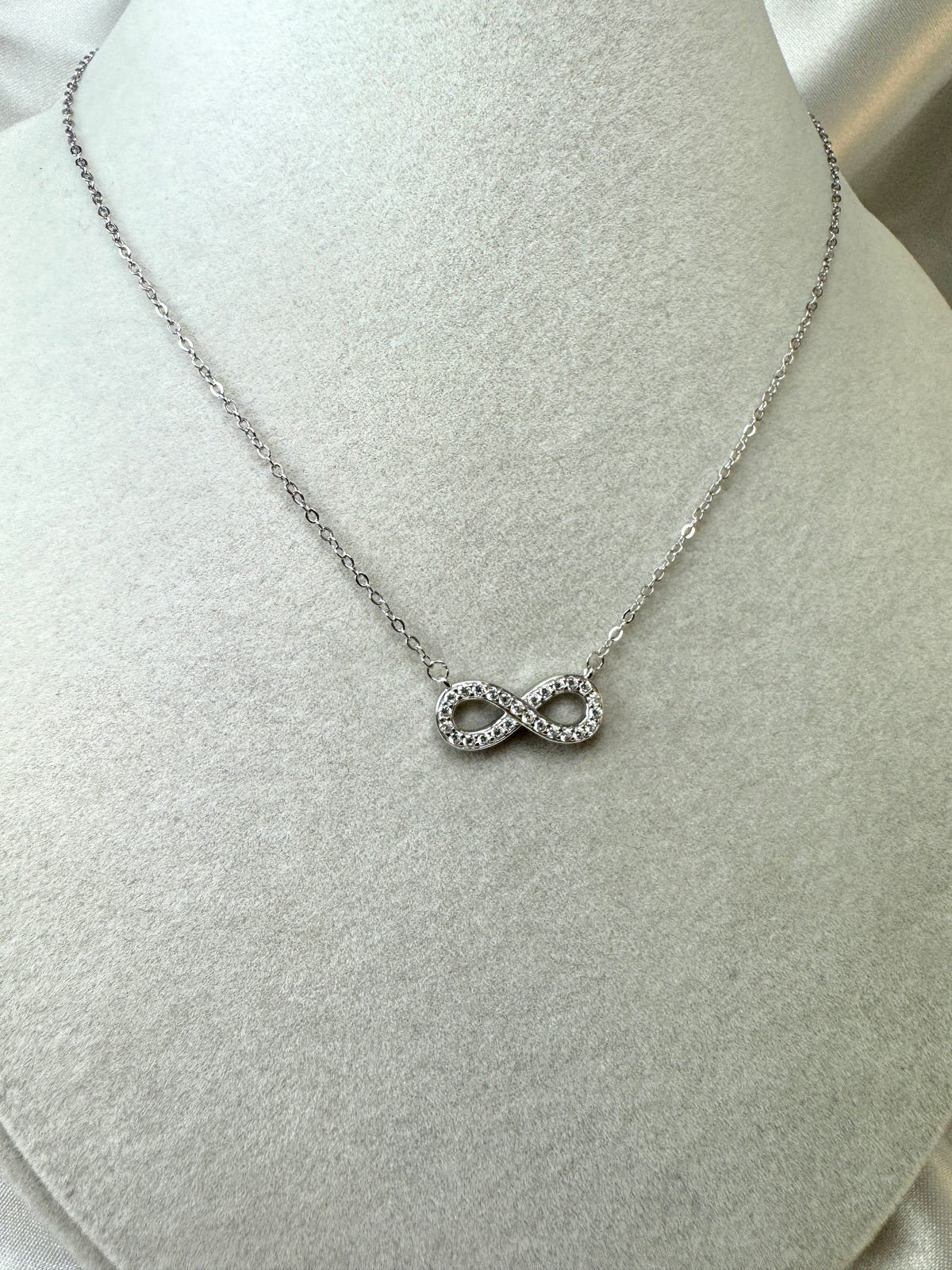 Collana con infinito di zirconi