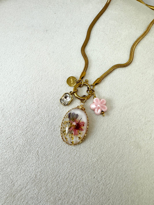 Collana piattina e ciondolo cabochon con fiori secchi