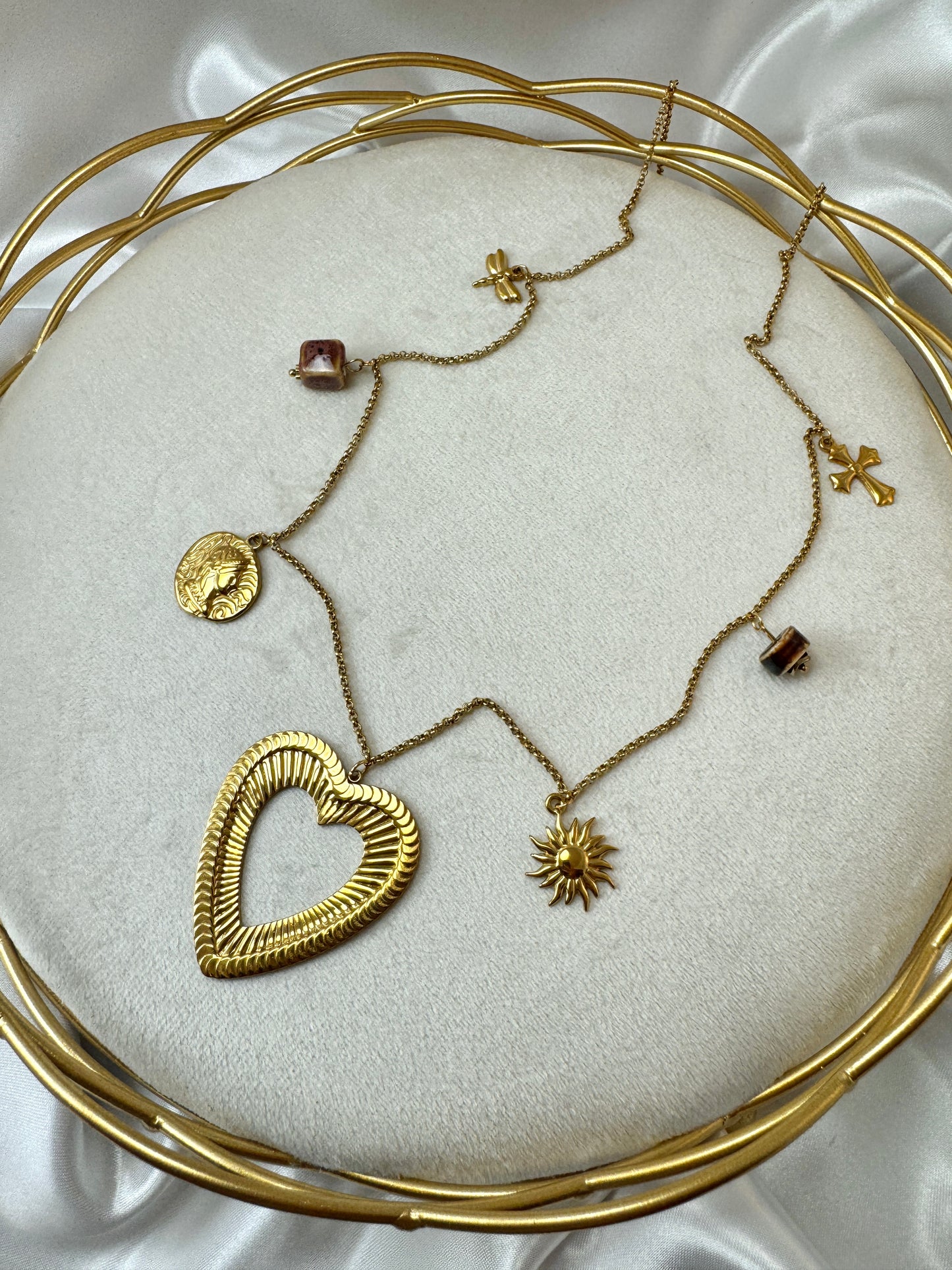Collana lunga con cuore centrale e ciondoli