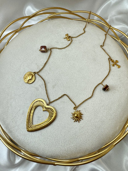 Collana lunga con cuore centrale e ciondoli