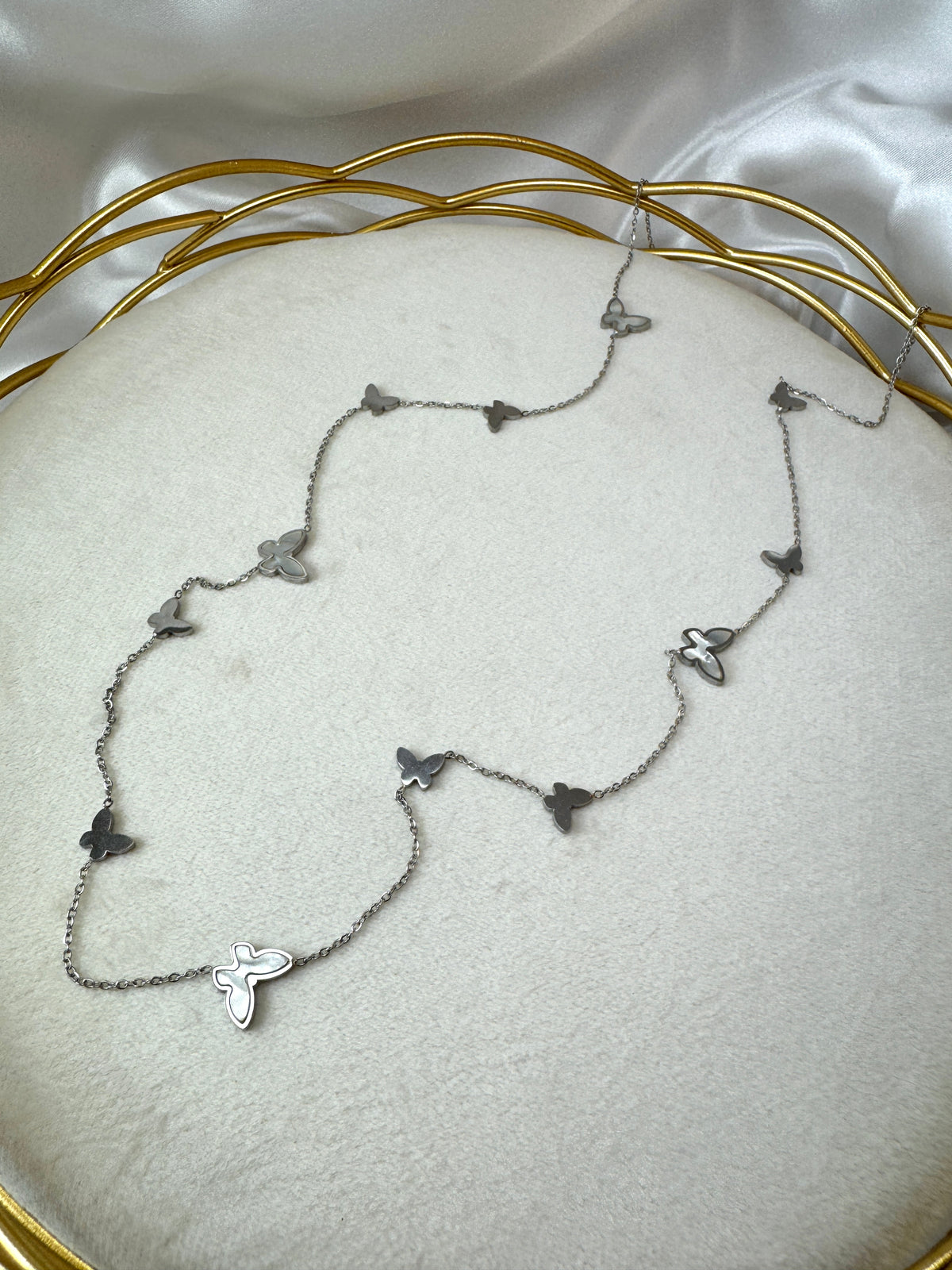 Collana lunga con farfalle di madreperla