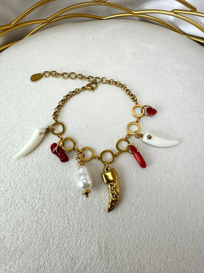 Bracciale con corni, perla e pasta di corallo
