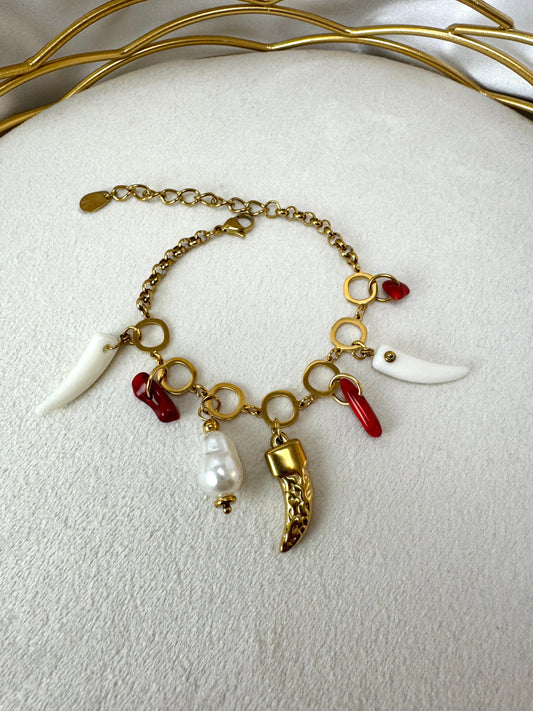 Bracciale con corni, perla e pasta di corallo
