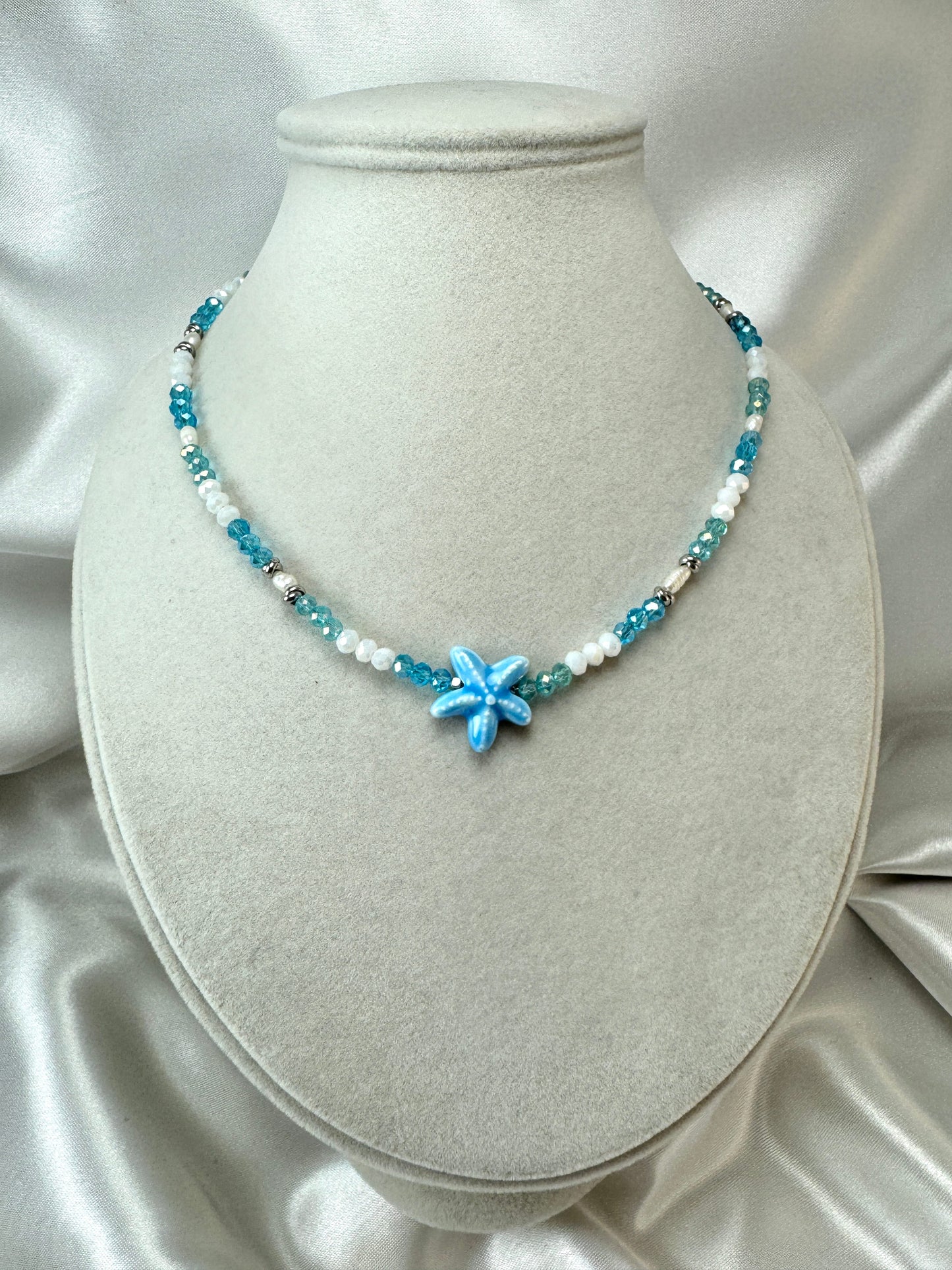 Collana con cristallini azzurri e stella marina