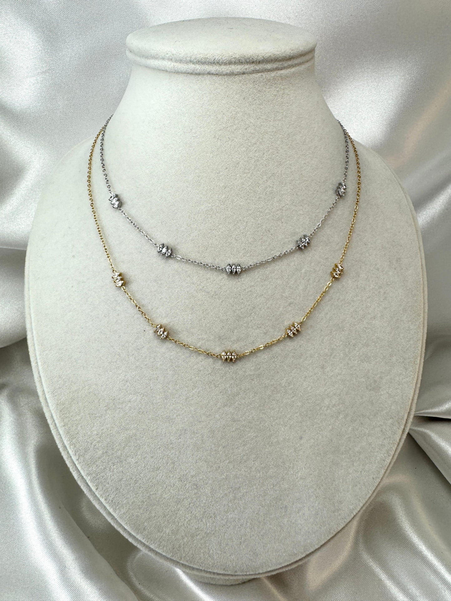 Collana con gruppi di brillantini