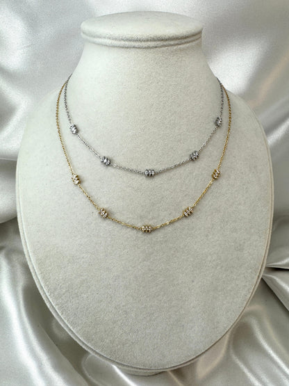 Collana con gruppi di brillantini