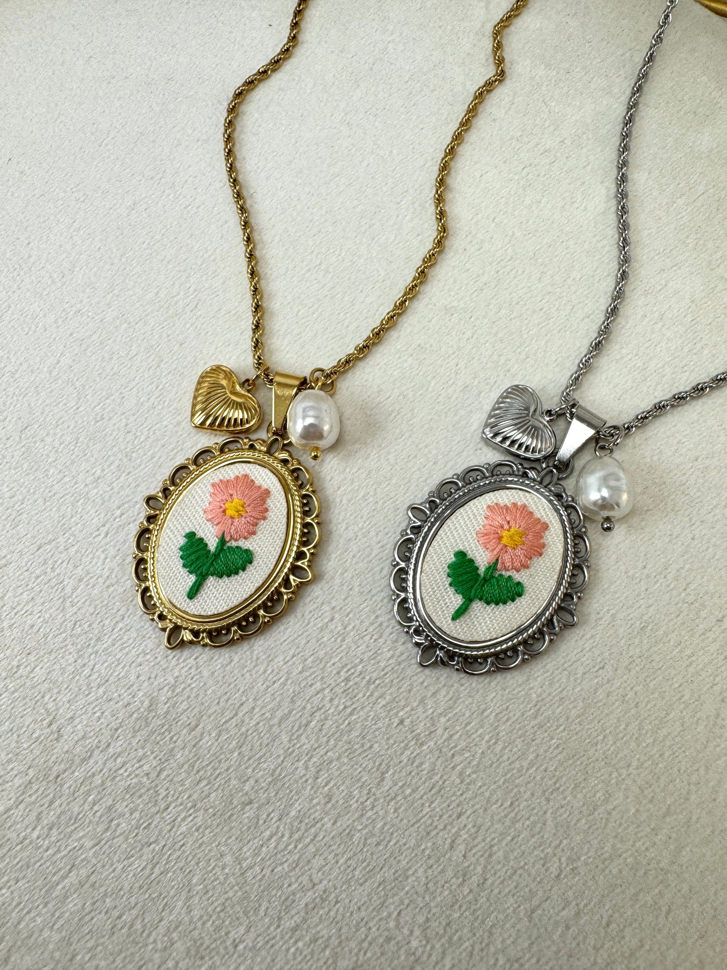 Collana cabochon con fiore ricamato rosa