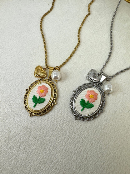 Collana cabochon con fiore ricamato rosa