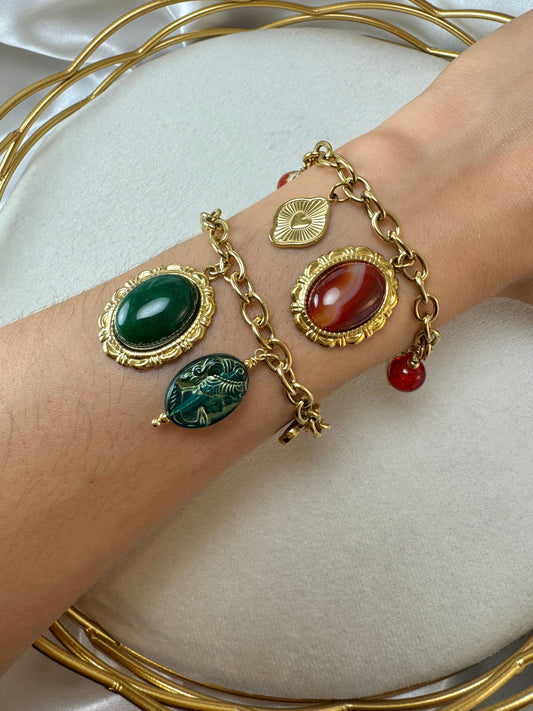 Bracciale con ovale colorato e ciondoli