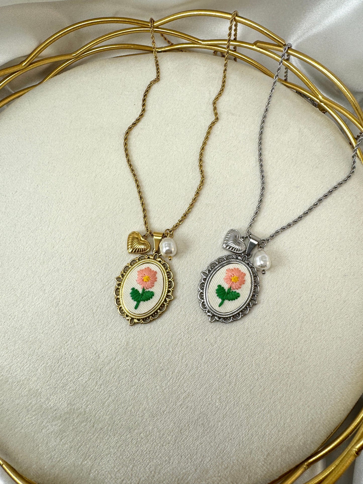 Collana cabochon con fiore ricamato rosa