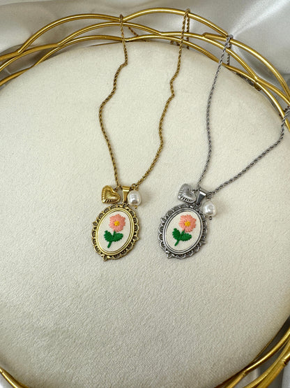 Collana cabochon con fiore ricamato rosa