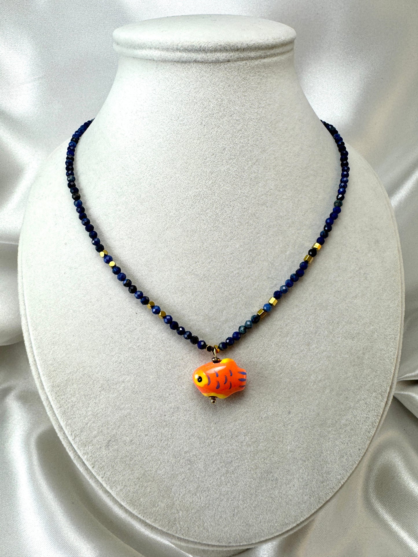 Collana in agata con pesce smaltato pendente