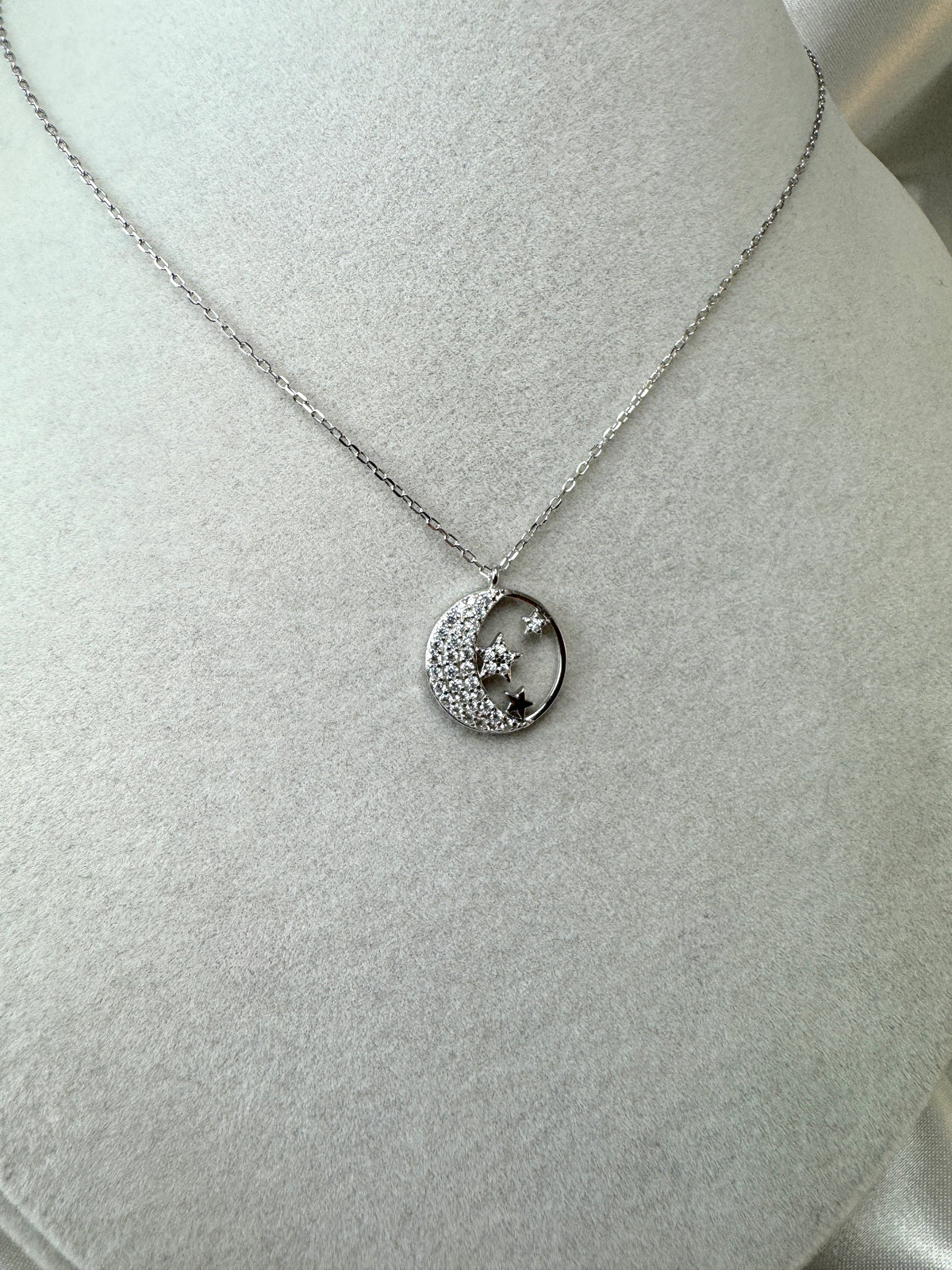 Collana con tondo, luna e stelle