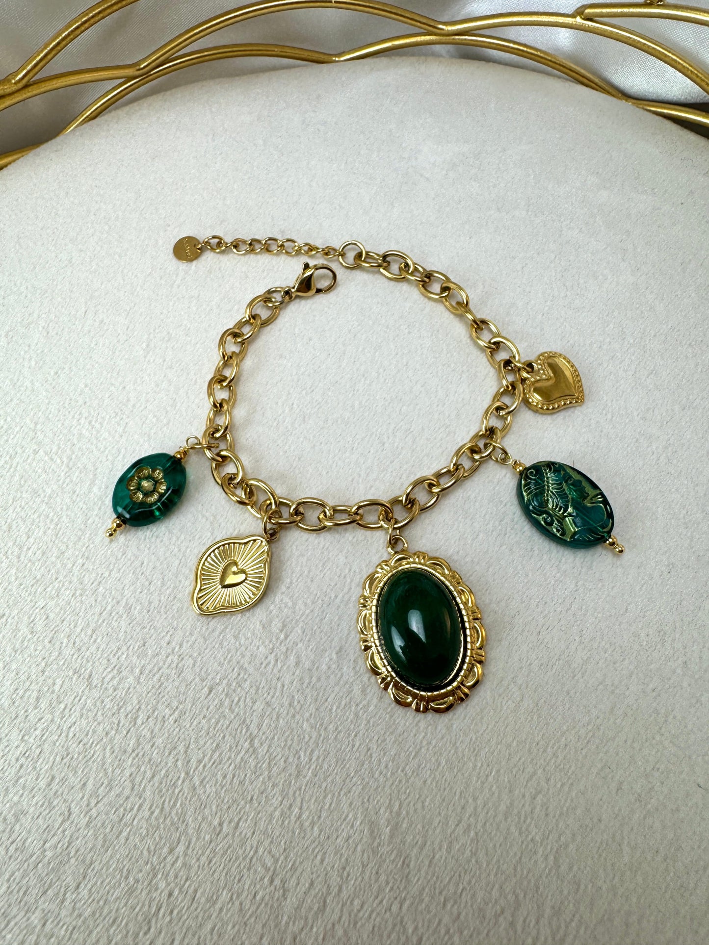 Bracciale con ovale colorato e ciondoli