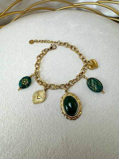 Bracciale con ovale colorato e ciondoli