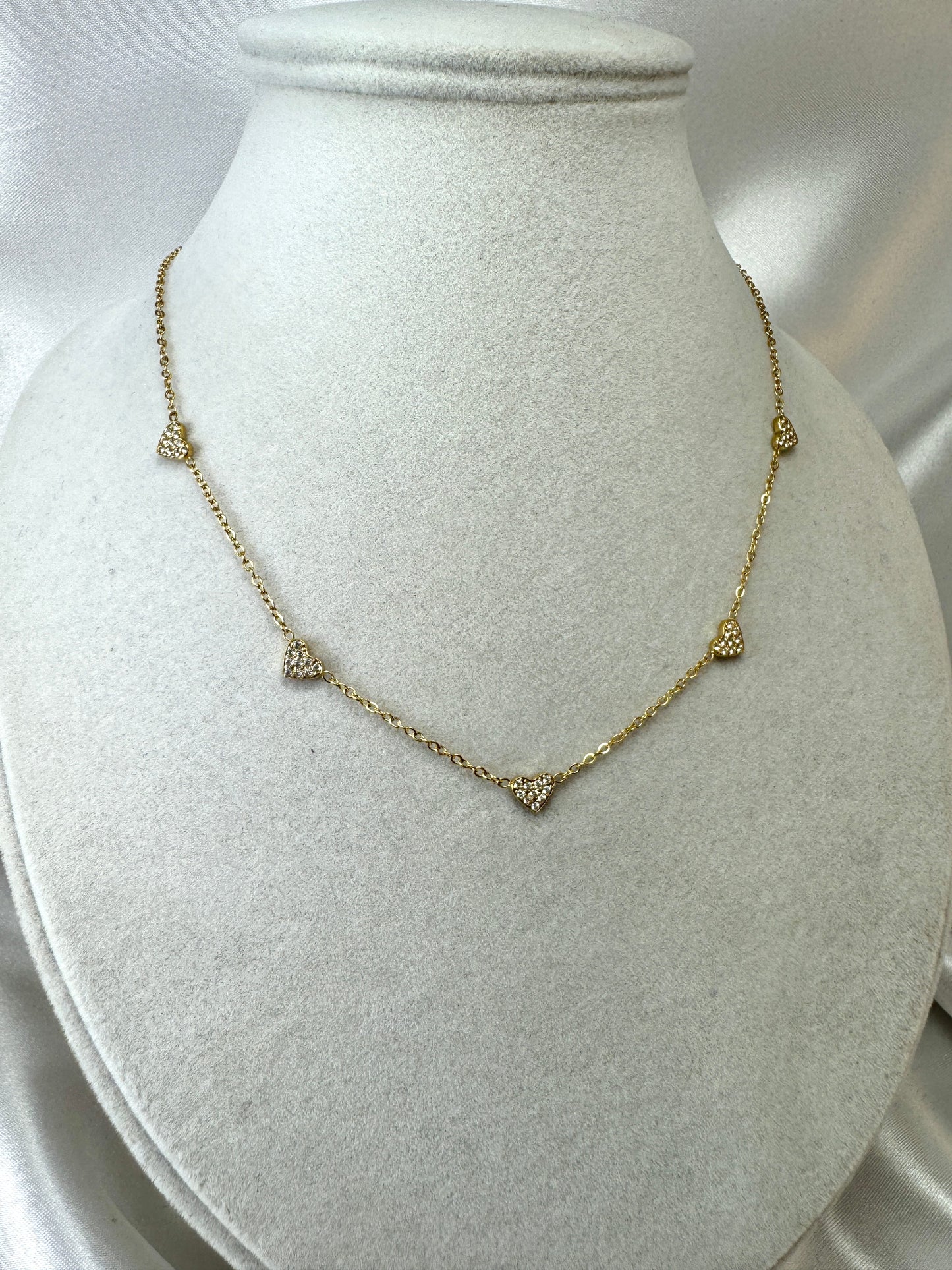 Collana con cuoricini fissi di brillantini