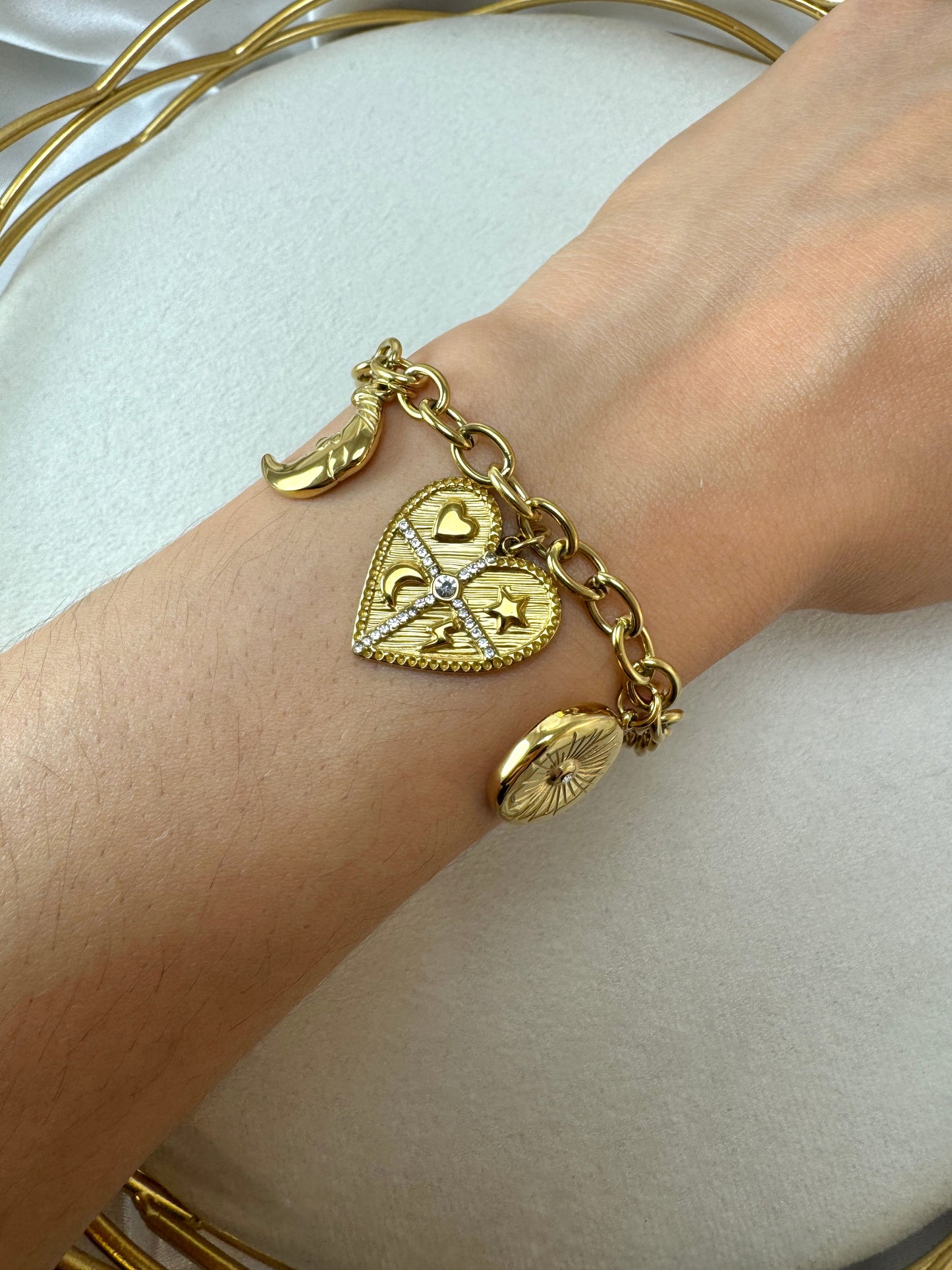Bracciale con luna, cuore e ciondoli