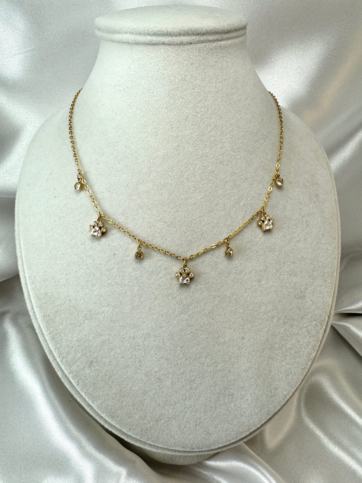 Collana con zampe e punti luce
