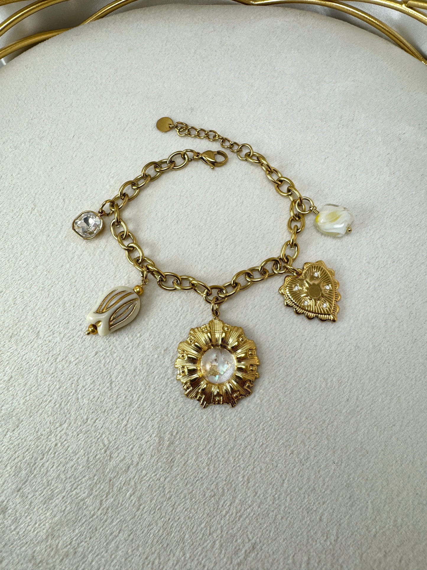 Collana con girasole iridescente, tulipano e ciondoli