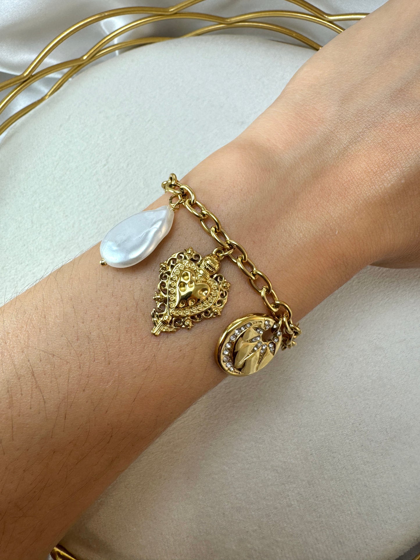 Bracciale con perla e ciondoli