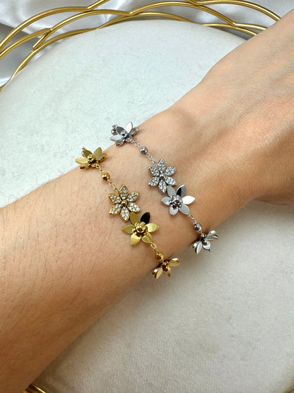 Bracciale sottile con fiori in rilievo