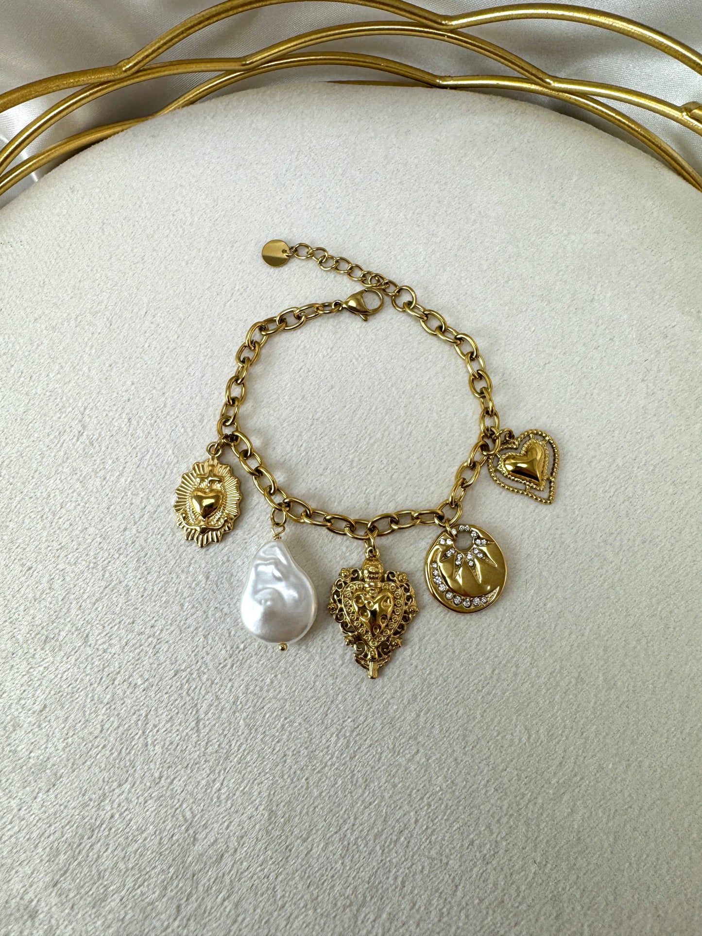 Bracciale con perla e ciondoli