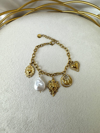 Bracciale con perla e ciondoli