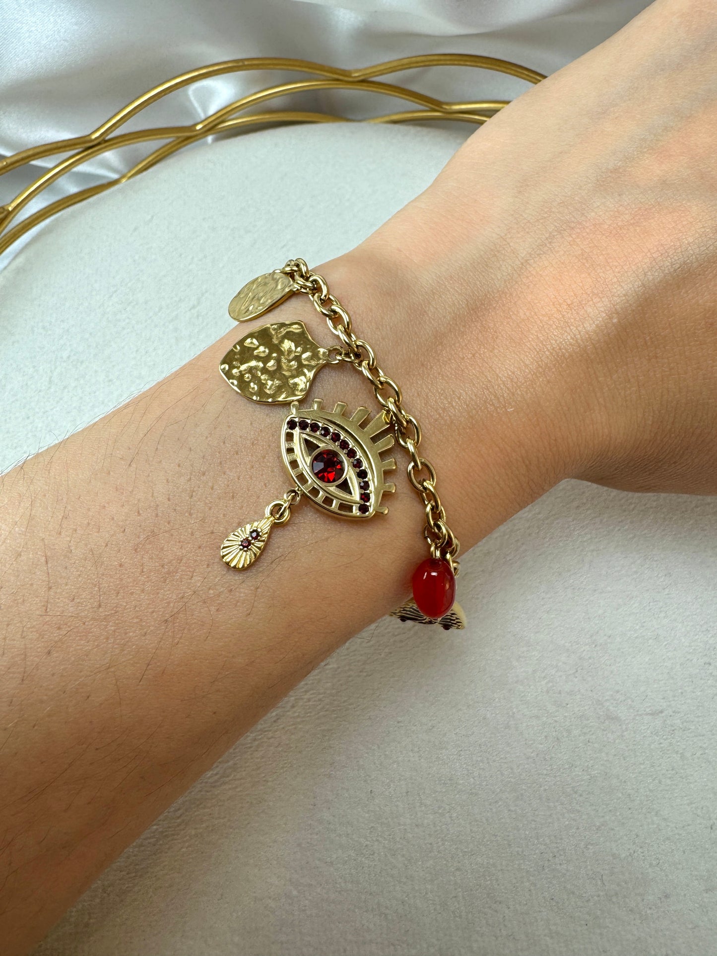 Bracciale con occhio rosso e ciondoli rosa