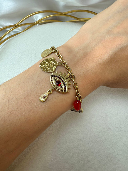 Bracciale con occhio rosso e ciondoli rosa