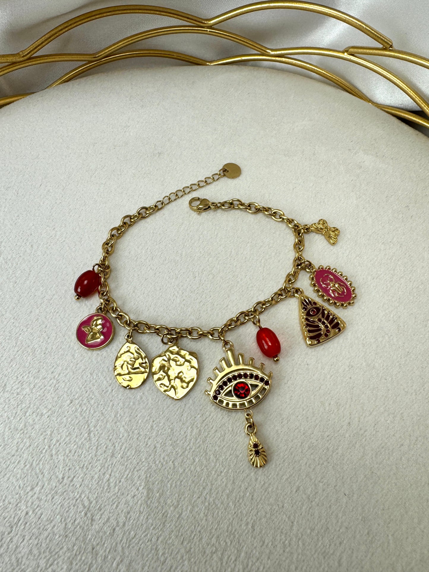 Bracciale con occhio rosso e ciondoli rosa
