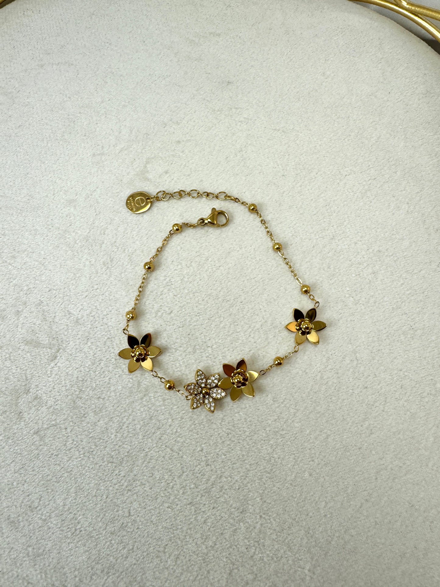 Bracciale sottile con fiori in rilievo