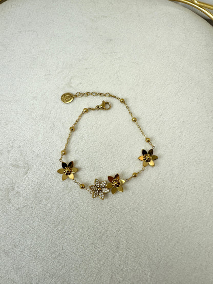 Bracciale sottile con fiori in rilievo