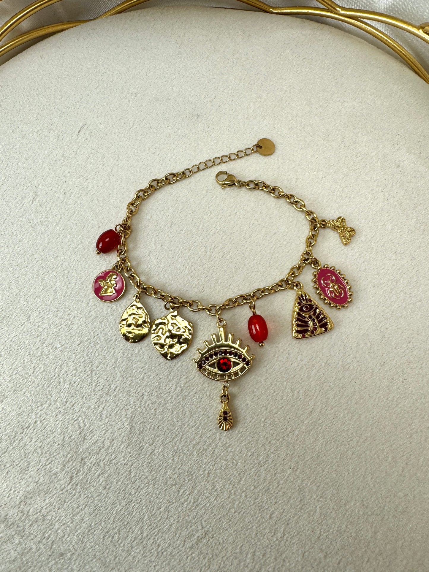 Bracciale con occhio rosso e ciondoli rosa