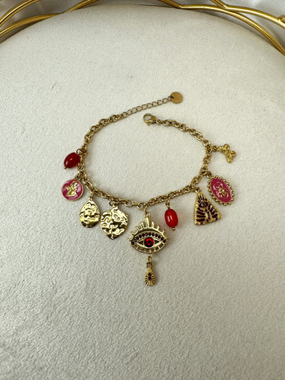 Bracciale con occhio rosso e ciondoli rosa